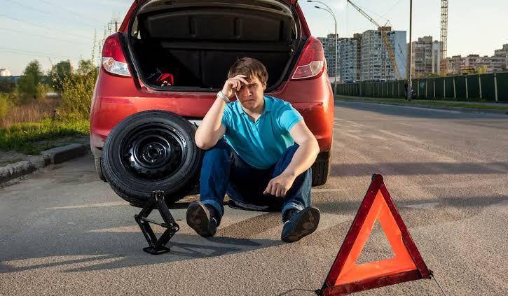 9 Prosedur Mengganti Ban Mobil Bocor di Tengah Perjalanan