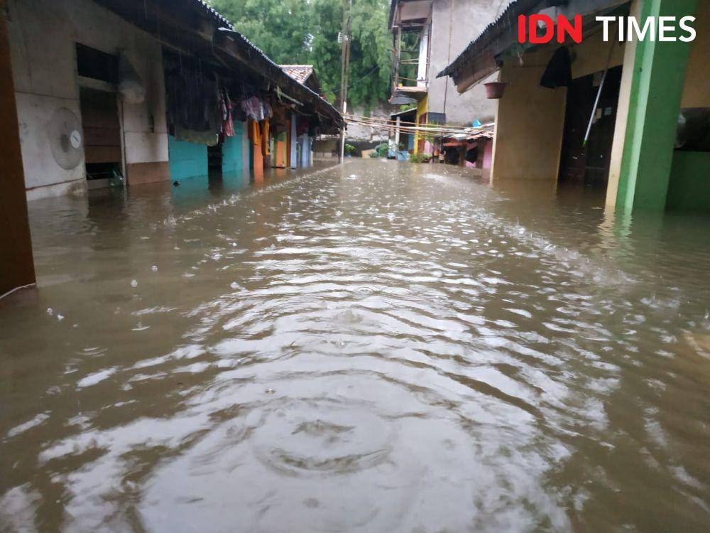 Sebanyak 20-an rumah terendam di Kemang Selatan (IDN Times/Dwi Agustiar)