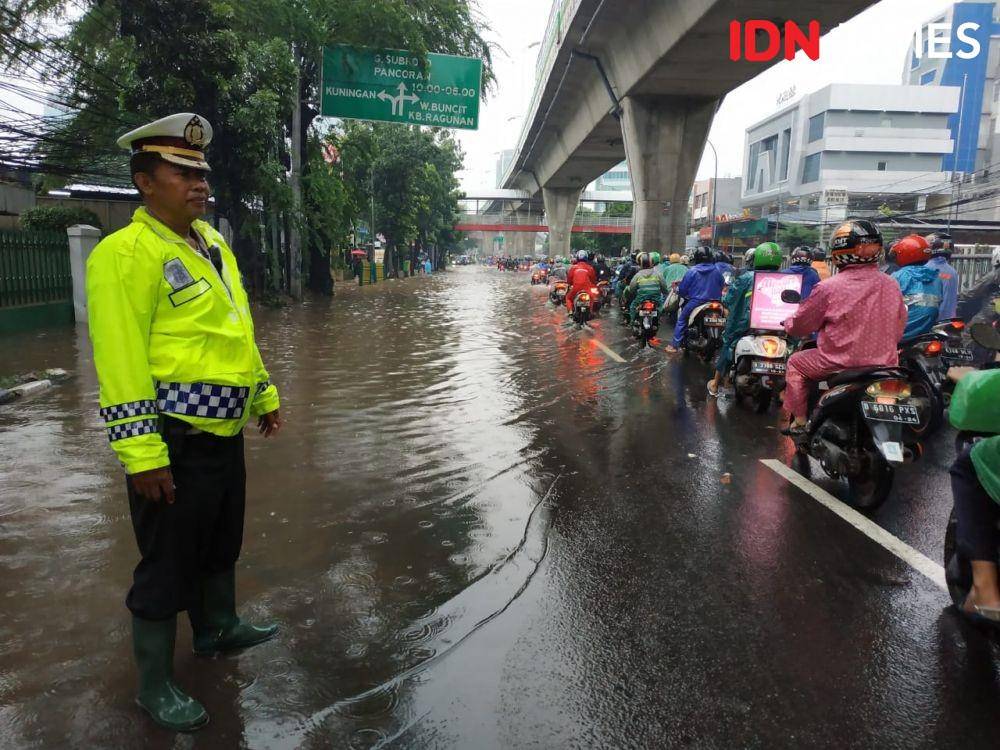 Banjir di Jalan Kapten Tendean, Mampang, Jakarta Selatan (25/2) (IDN Times/Dwi Agustiar)