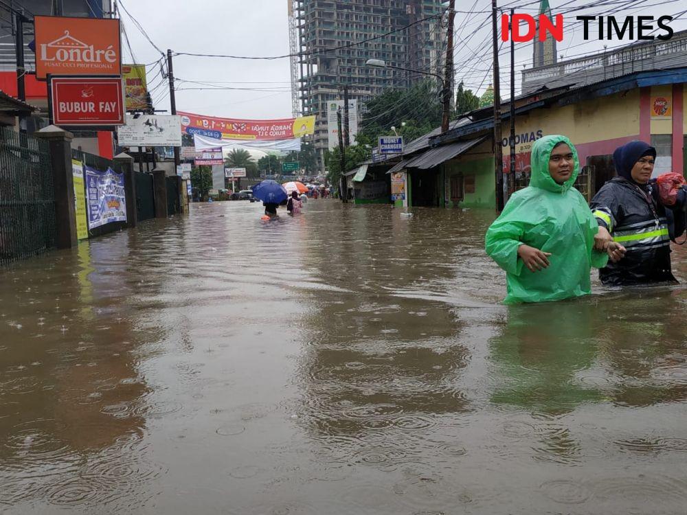 Banjir Putus Akses ke Jakarta, Karyawan di Bekasi Izin dengan Swafoto
