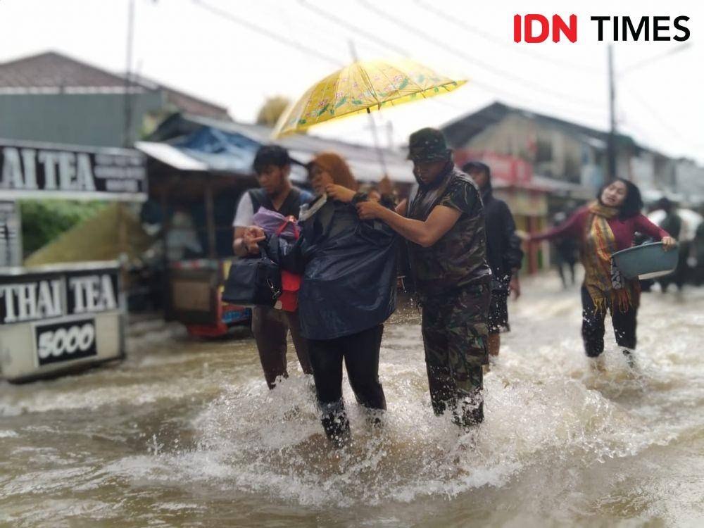 TNI membantu evakuasi korban banjir di Perumahan Duta Indah, Selasa (25/2) (IDN Times/Dini suciatiningrum)