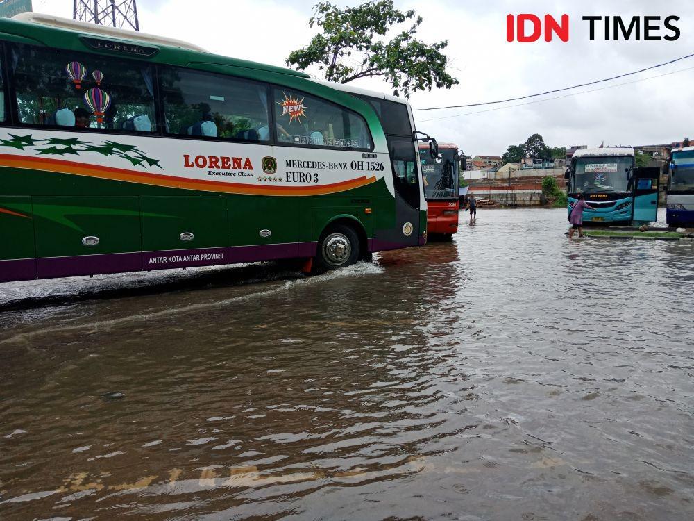 [FOTO] Sempat Banjir, Terminal Kampung Rambutan Kembali Beroperasi