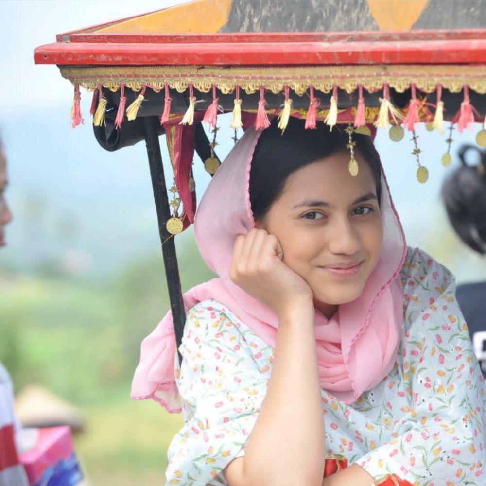 10 Potret Kedekatan Pevita Pearce dengan Keluarganya