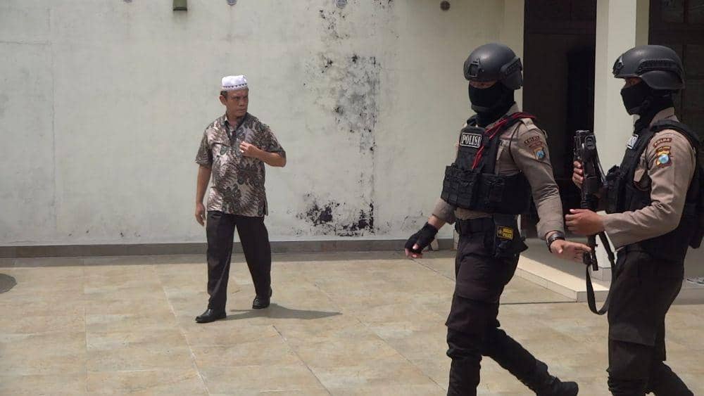 Petugas KPK geledah rumah mertua Nurhadi. IDN Times/ istimewa