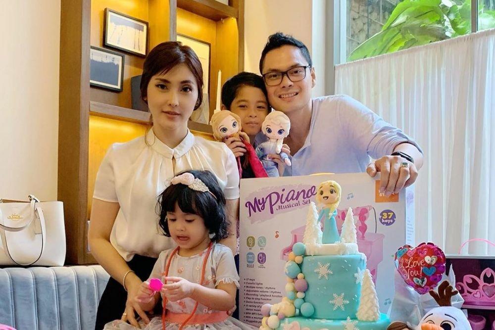 Jahat di Sinetron, 10 Potret Sayang Eva Anindita dengan Keluarganya