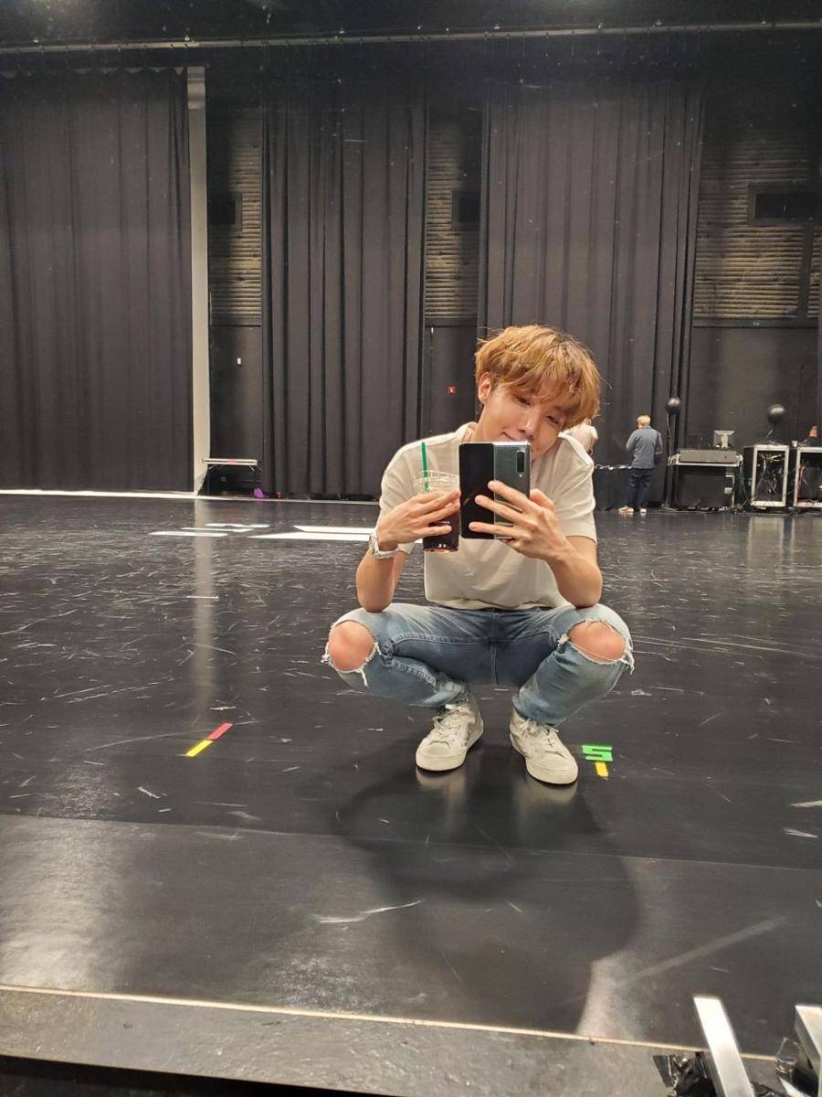 twitter.com/BTS_twt
