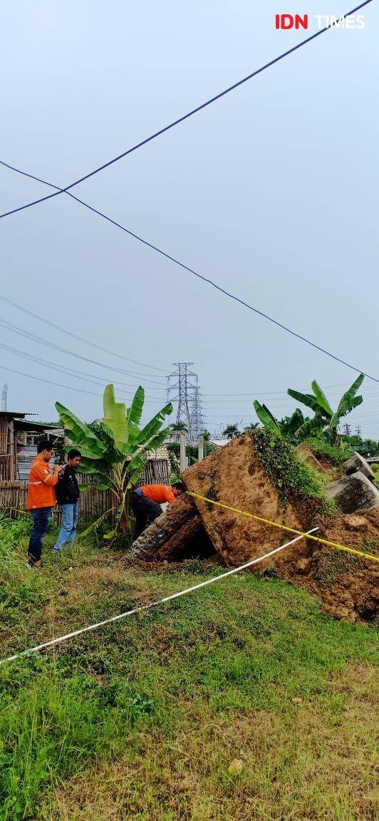 Petugas periksa tanah di bawah SUTET yang ambruk. Dok PLN Jateng