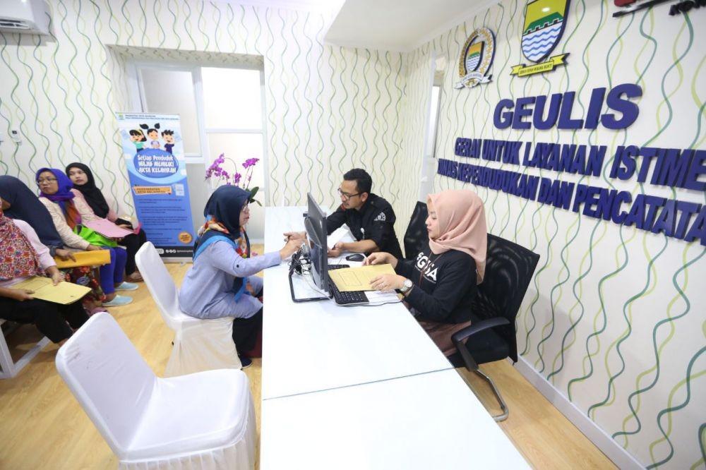 Mudahkan Urusan Warga, Pemkot Bandung Buka Cafe Geulis di DPRD