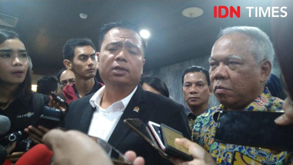 Pimpinan Komisi V DPR RI Lasarus dengan Menteri PUPR Basuki Hadimuljono usai rapat pengelolaan banjir Jabodetabek (IDN Times/Shemi)