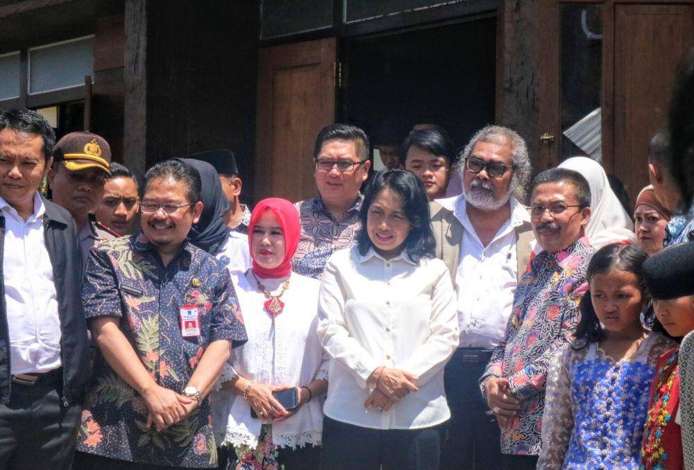 Menteri Pemberdayaan Perempuan dan Anak, I Gusti Bintang Ayu Darmawati (tengah baju putih tidak berkerudung) saat mengunjungi Desa Punten, Kota Batu. IDN Times/ Alfi Ramadana