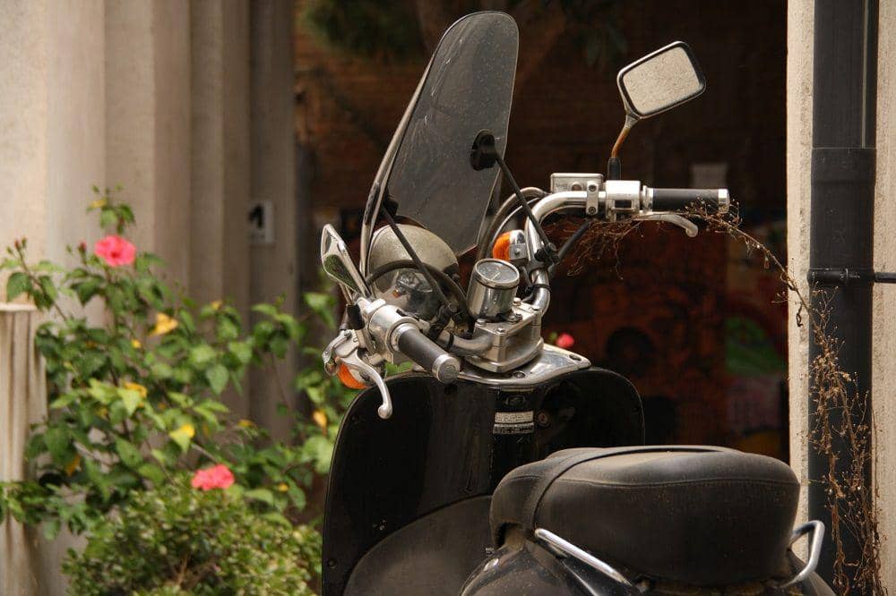 Manfaat Windshield yang Kadang Gak Diketahui Pengendara Sepeda Motor