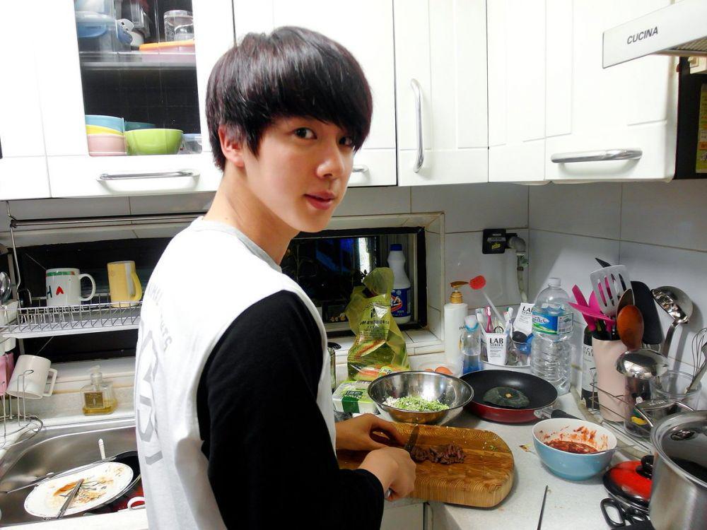 5 Idol Kpop Cowok yang Jago Masak, Suami Idaman!