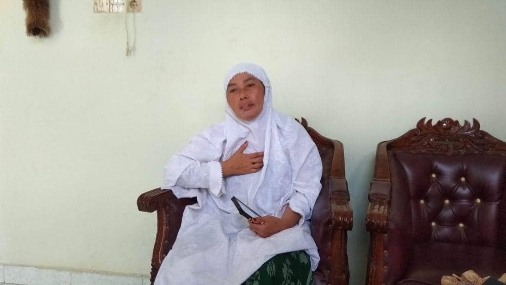 Miftahatin masih mengenakan mukena, usai menjalani sholat Dhuha. IDN Times/Imron