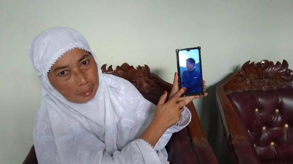 Miftahatin menunjukkan foto Humaidi sewaktu di Tiongkok. IDN Times/Imron