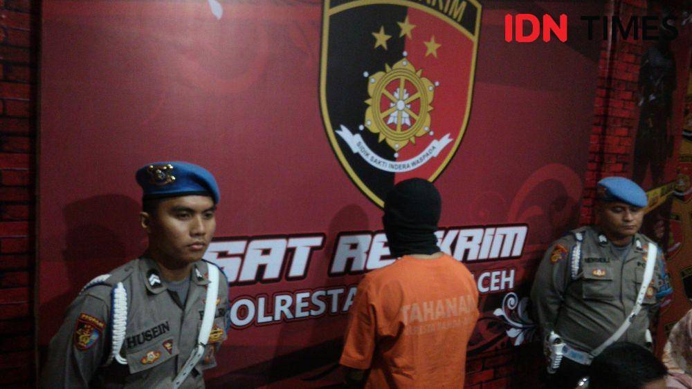 RR, tersangka pemerkosaan anak saat dihadirkan dalam konferensi pers di Polresta Banda Aceh (IDN Times/Saifullah)