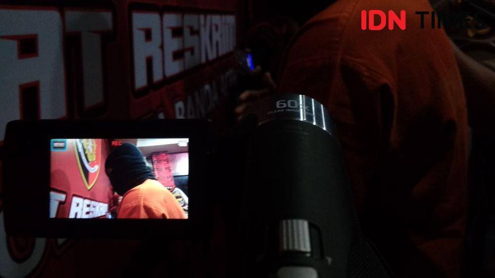 RR, tersangka pemerkosaan anak saat dihadirkan dalam konferensi pers di Polresta Banda Aceh (IDN Times/Saifullah)