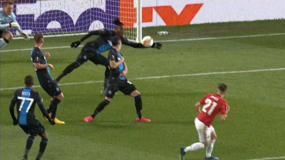 pelanggaran handball dalam sepak bola (twitter.com/bet_clever)