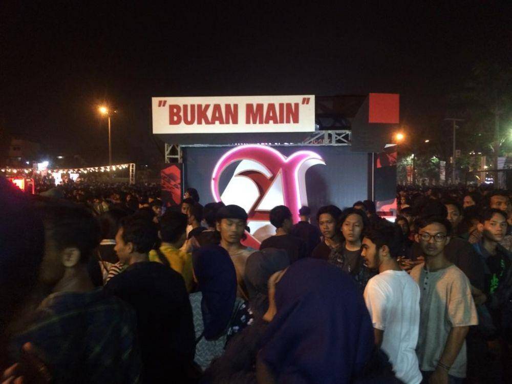 Ribuan para kaum Millennial memadati Lapangan Istana Maimun dalam Konser Sound Sations (IDN Times/Indah Permata Sari)