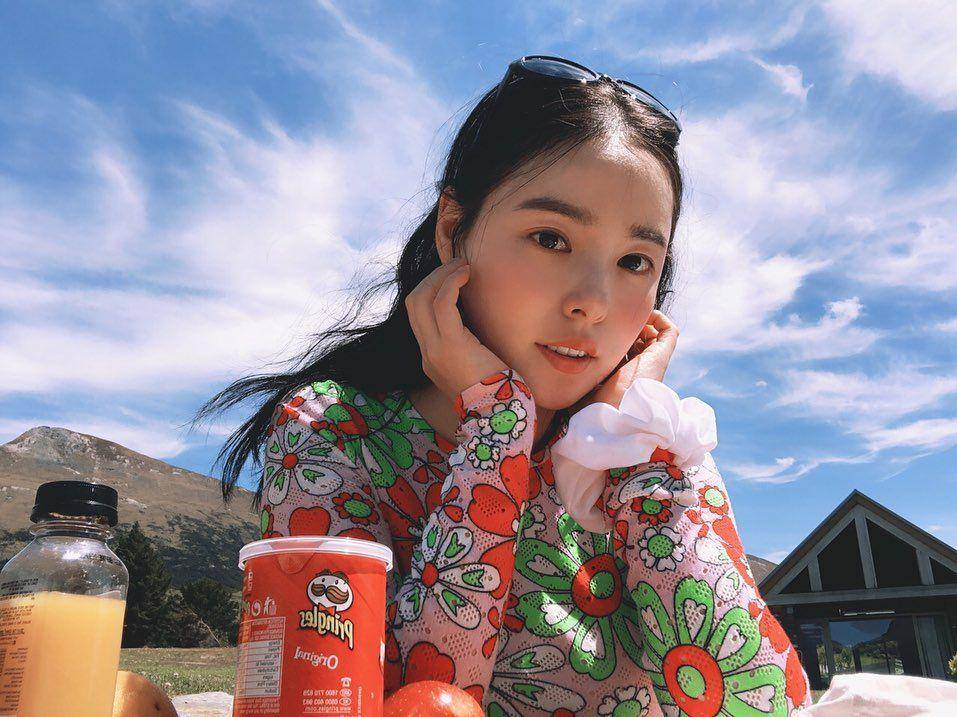 10 Pesona Min Hyo Rin yang Bak Rookie Idol Meski Sudah Berkepala Tiga