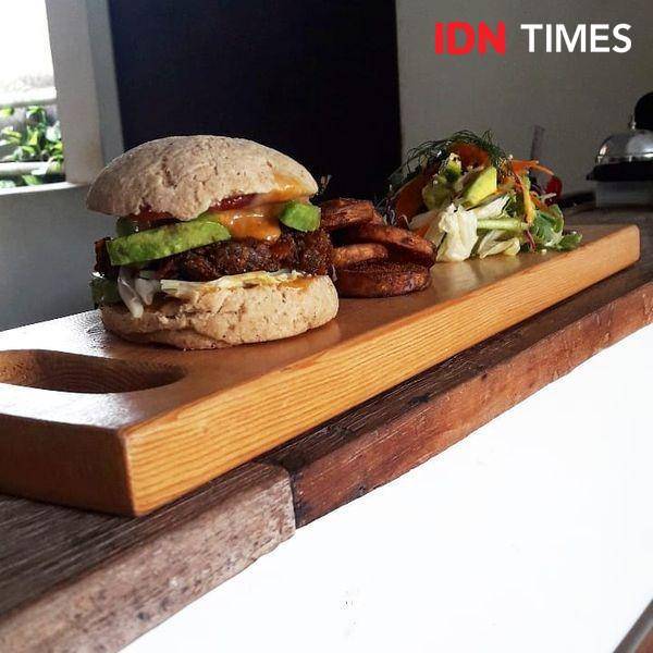 Rendang burger di Little Garden - IDN Times/Rijalu Ahimsa