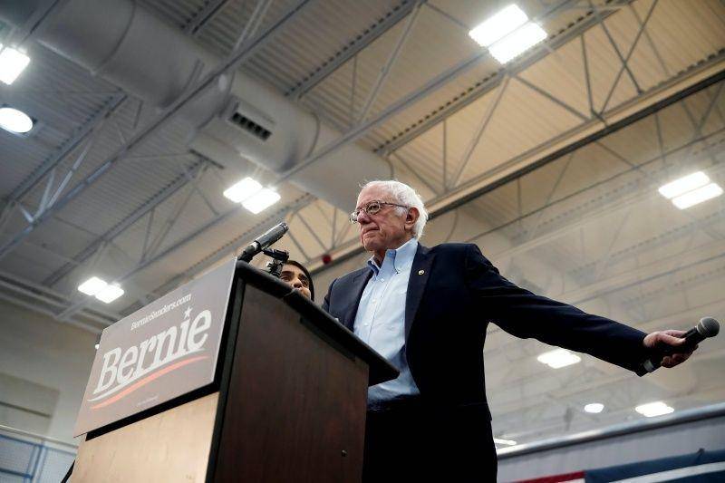 Seorang pengunjuk rasa berusaha mengambil mikrofon dari calon presiden AS 2020 Partai Demokrat Senator Bernie Sanders saat acara kampanye di Carson City, Nevada, Amerika Serikat, pada 16 Februari 2020. ANTARA FOTO/REUTERS/Eric Thayer