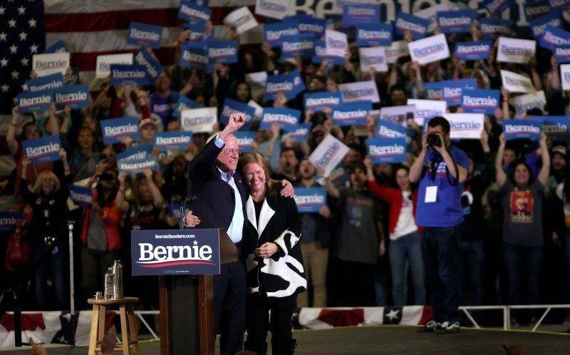 Bakal calon presiden Amerika Serikat 2020 Demokrat Senator Bernie Sanders melambaikan tangan dengan istrinya Jane dalam sebuah reli di Denver, Colorado, Amerika Serikat, pada 16 Februari 2020. ANTARA FOTO/REUTERS/Rick Wilking