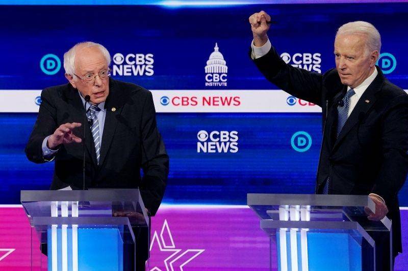 Bakal calon presiden Amerika Serikat 2020 Demokrat Senator Bernie Sanders dan mantan wakil presiden Joe Biden berpartisipasi dalam debat kepresidenan 2020 Demokrat yang ke-10 di Gaillard Center di Charleston, South Carolina, Amerika Serikat,pada 25 Februari 2020. ANTARA FOTO/REUTERS/Jonathan Ernst