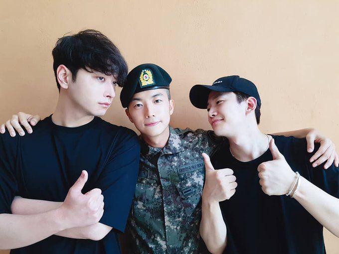 Selesai Wamil, 10 Potret Wooyoung 2PM yang Makin Gagah