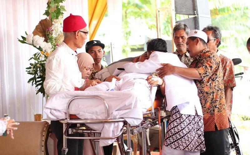 Sedih Banget, Kisah Ayah Sakit Parah Tetap Datangi Pernikahan Anak