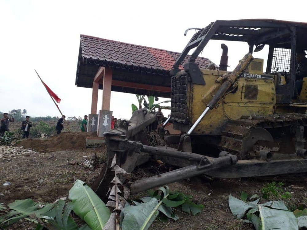 Alat berat diturunkan merobohkan makam permanen dan tanaman (Dok.IDN Times/Istimewa)