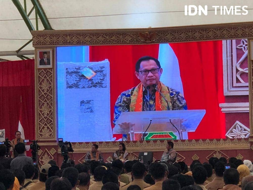 Tito Karnavian saat menyampaikan pentingnya penggunaan dana desa (IDN Times/Rangga Erfizal)