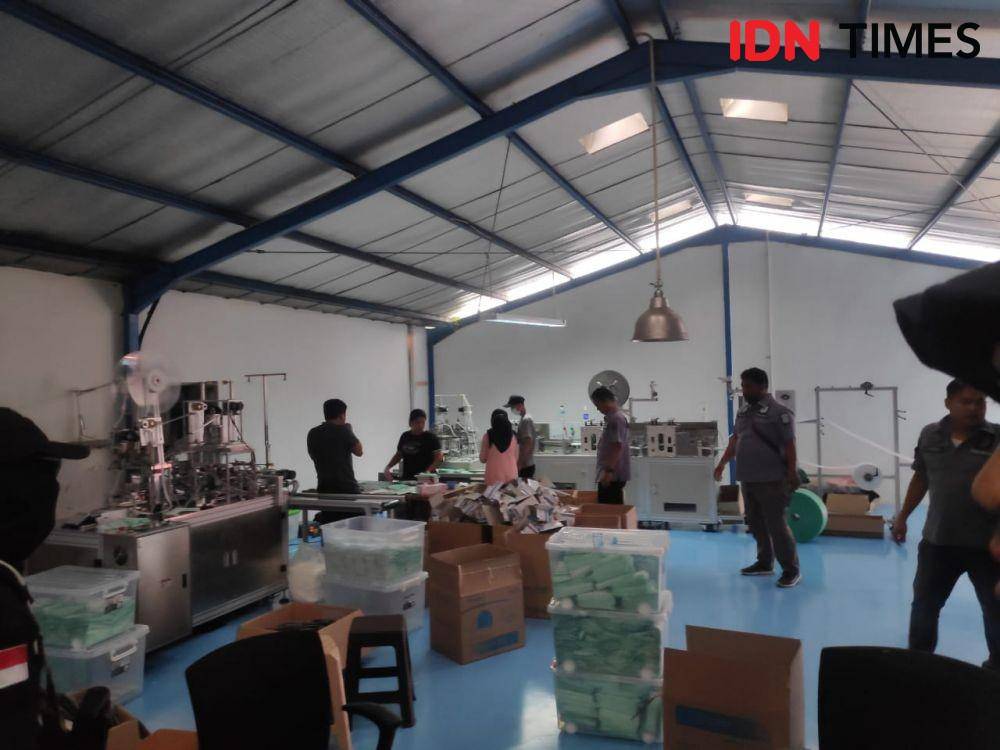 Polda Metro Jaya Ungkap Gudang yang memproduksi masker ilegal (IDN Times/Axel Jo Harianja)