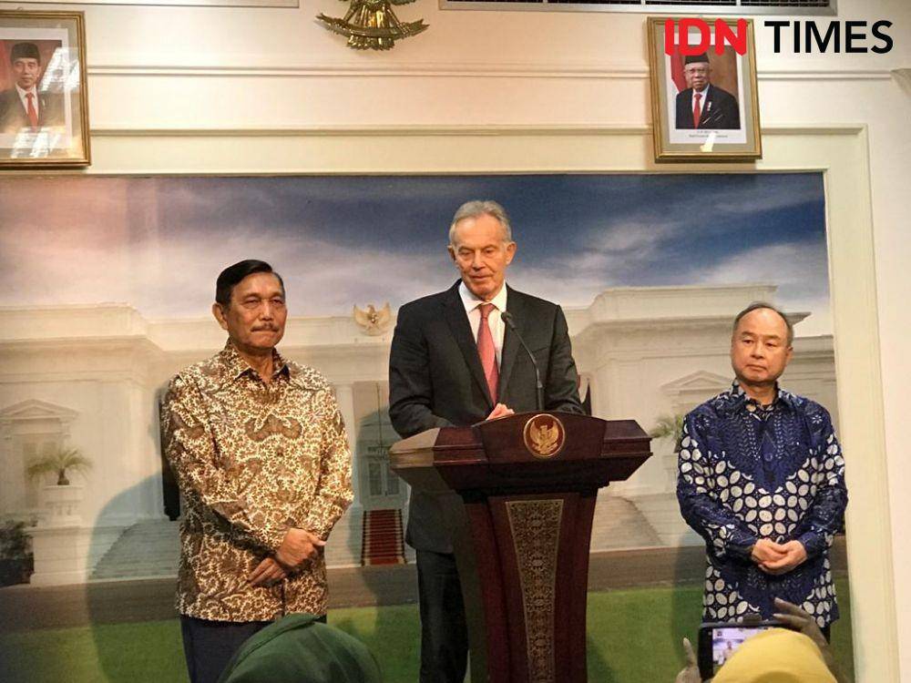 Mantan Perdana Menteri Inggris Tony Blair dan CEO Softbank di Istana Merdeka, Jakarta Pusat, Jumat 28 Februari 2020 (IDN Times/Teatrika Handiko Putri)