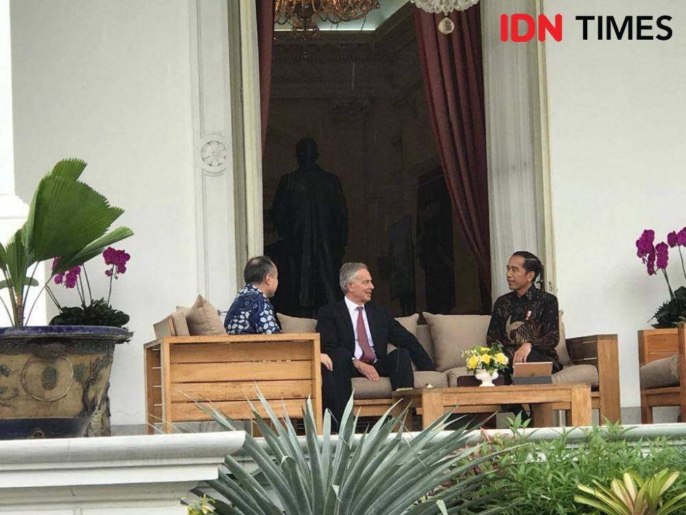 Mantan Perdana Menteri Inggris Tony Blair dan CEO Softbank di Istana Merdeka, Jakarta Pusat, Jumat 28 Februari 2020 (IDN Times/Teatrika Handiko Putri)