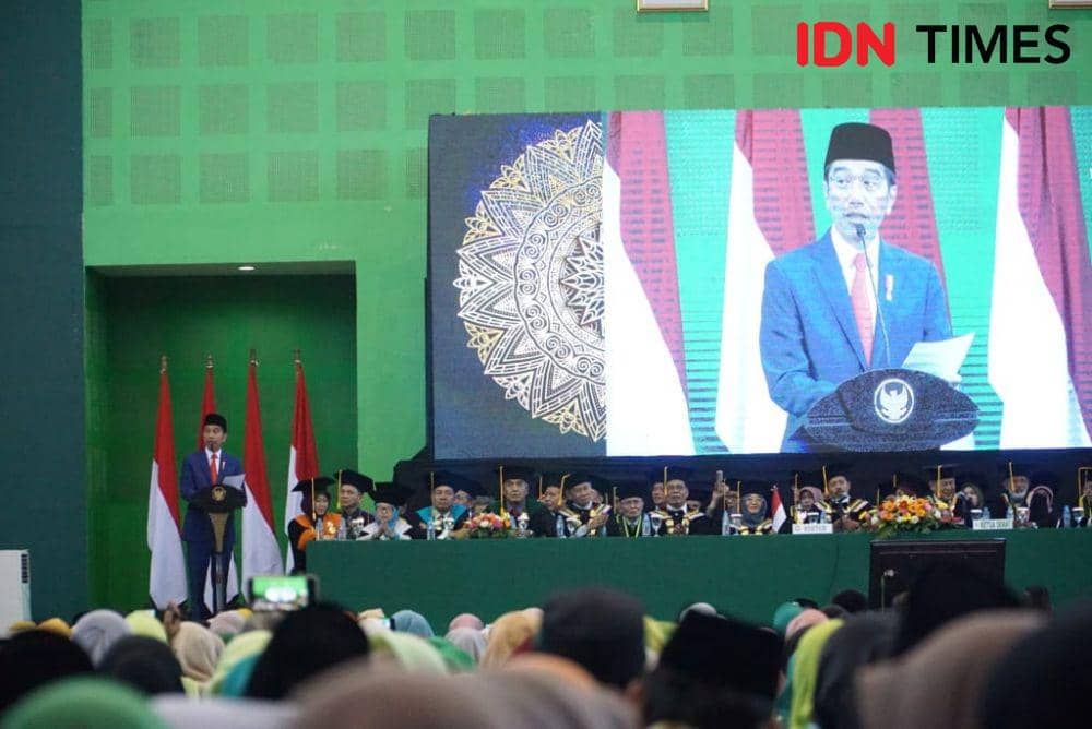 Presiden RI Joko Widodo saat menghadiri pengukuhan Guru Besar Kiai Asep Syaifuddin Chalim di Universitas Islam Negeri Sunan Ampel Surabaya, Sabtu (29/2). IDN Times/Fitria Madia