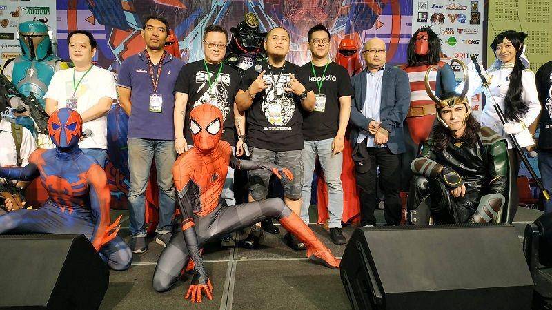Riza Satyagraha, cosplayer, dan pihak-pihak yang mendukung jalannya The Jakarta 16th Toys and Comic Fair 2020 berfoto. duniaku.com/Fahrul Razi Uni Nurullah