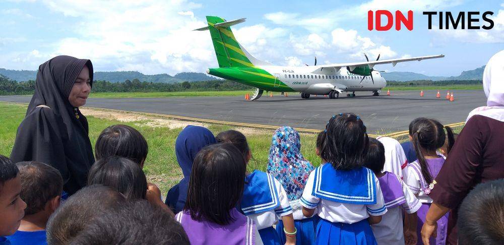 Murid TK melihat pesawat terbang di Bandara Pinangsori Tapanuli Tengah (IDN Times/Arifin Al Alamudi)