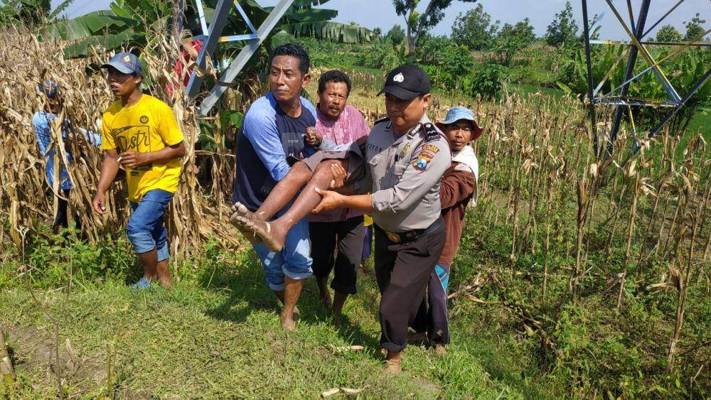 Petugas kepolisian mengevakuasi korban. IDN Times/Istimewa