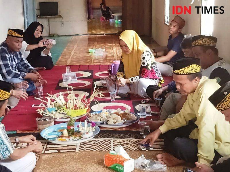 Mulung Sepan, Suwis Santoso saat menyampaikan kepada kepala adat terkait denda adat sebelum pelaksanaan Mayar Sala (IDN Times/ Ervan Masbanjar)