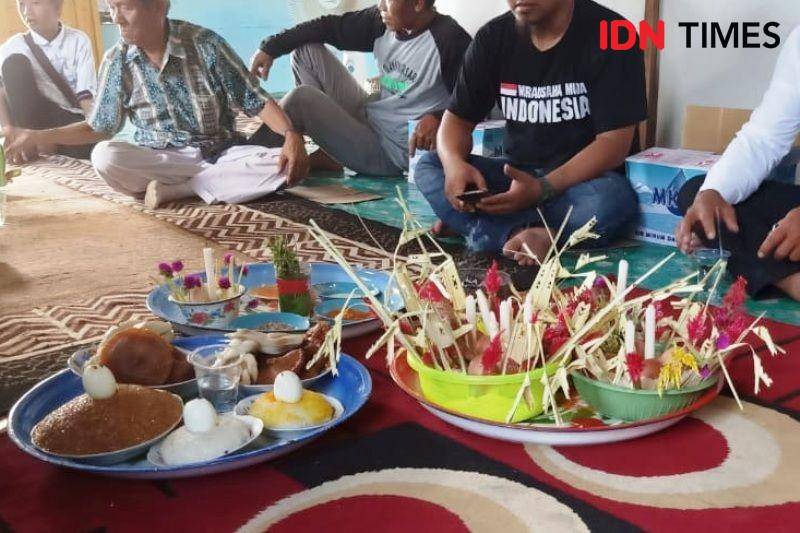 Serah Seron  atau penyerahan sejumlah sesajen Mayar Sala untuk leluhur (IDN Times/Ervan Masbanjar)