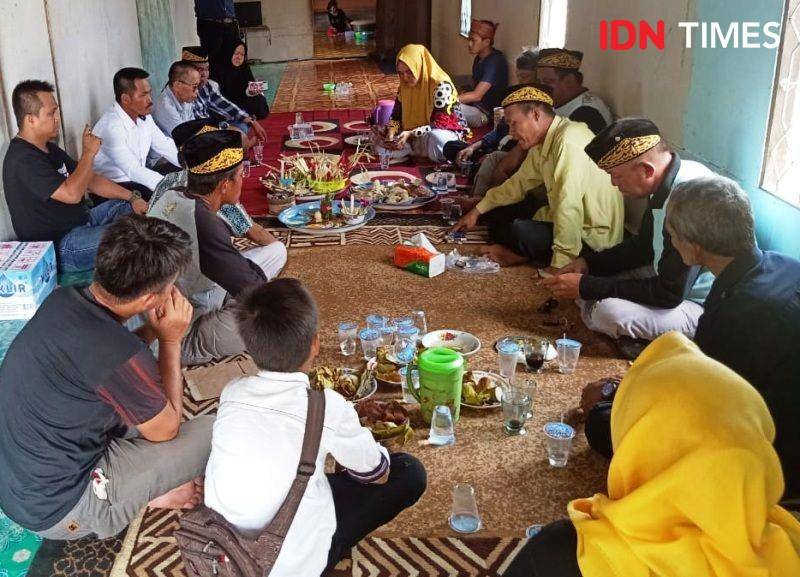 Ketua Adat saat memutuskan besar Mayar Sala yang harus disiapkan pelaku pelanggar hukum adat Paser (IDN Times /Ervan Masbanjar)
