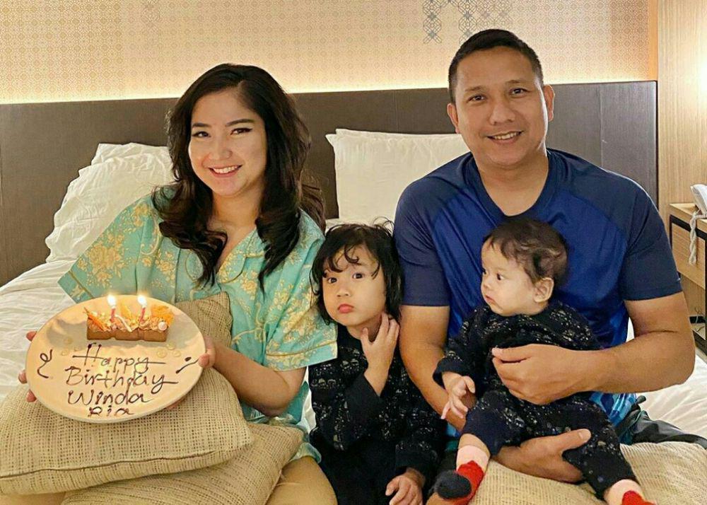 Rehat dari Dunia Hiburan, 10 Gaya Keibuan Winda Khair Saat Momong Anak