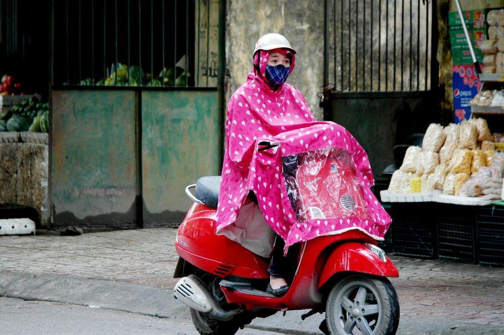 7 Rekomendasi Jas Hujan Perempuan, Elmondo hingga Sunflower!