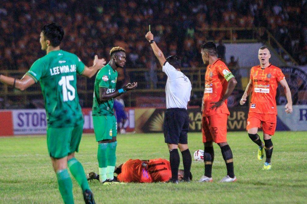 Persiraja Banda Aceh (jingga) melawan Bhayangkara FC (hijau) (IDN Times/MO Persiraja Banda Aceh)