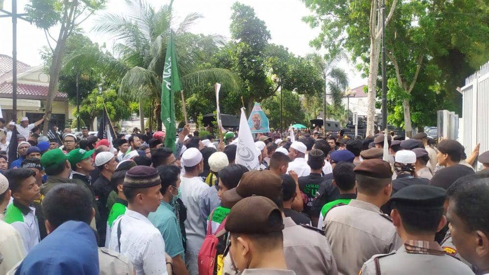 Ratusan orang yang tergong dari berbagai organisasi islam berunjuk rasa di kantor Konjen India (IDN Times/Dok. Istimewa)