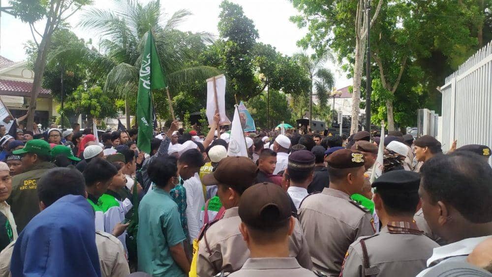 Ratusan orang yang tergong dari berbagai organisasi islam berunjuk rasa di kantor Konjen India (IDN Times/Dok. Istimewa)