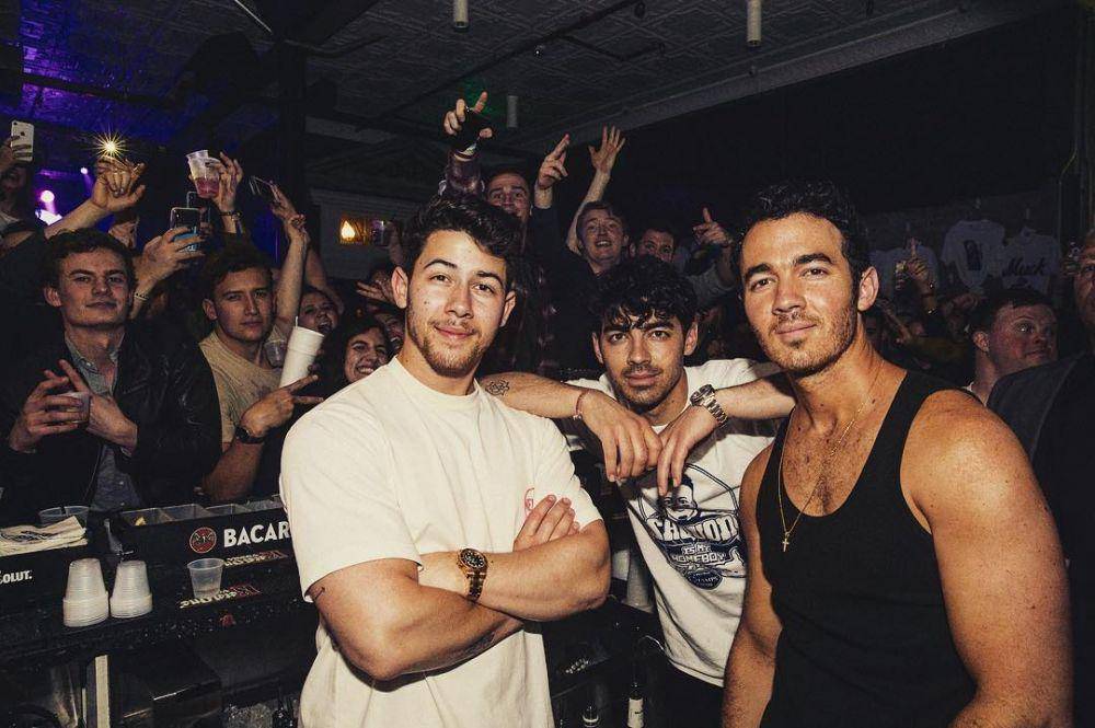 instagram.com/joejonas