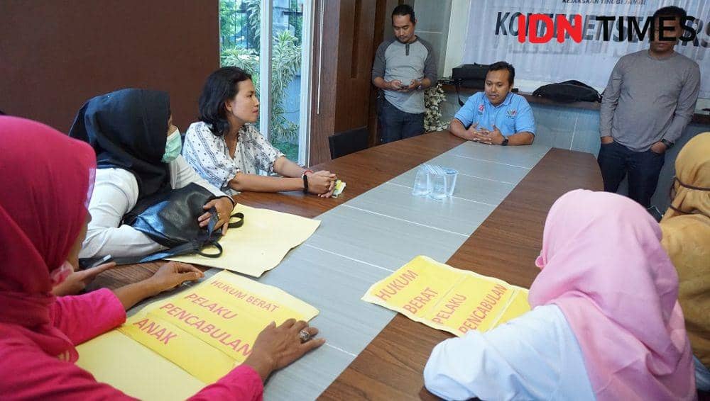 Orang tua korban pencabulan ketika mendatangi Kejati Jambi untuk mencari keadilan, belum lama ini/IDN Times/Ramond EPU