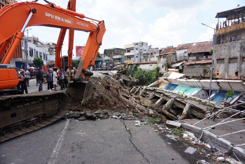 Ruko yang amblas akibat longsor di sempadan sungai Kali Jompo Jember. IDN Times/Mohamad Ulil Albab