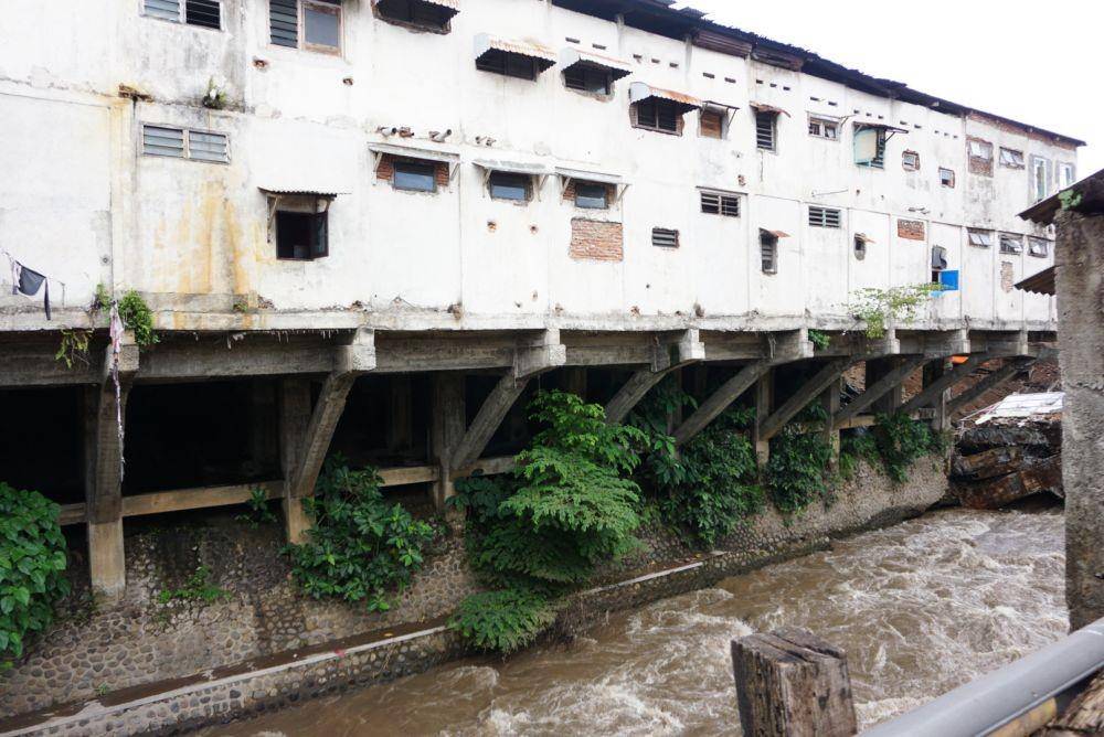 Kawasan ruko yang tampak disangga di kawasan sempadan sungai Kali Jompo Jember. IDN Times/Mohamad Ulil Albab
